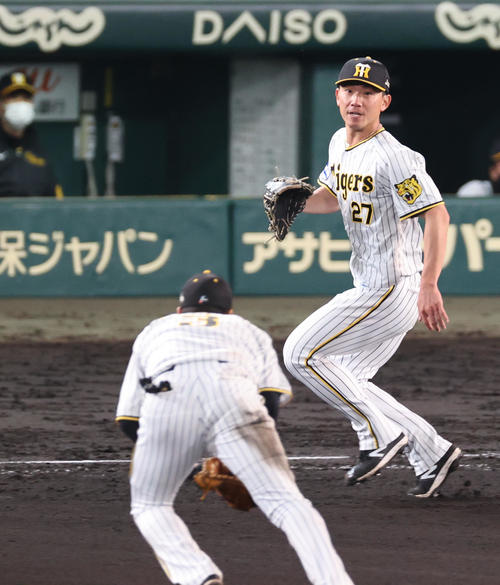 阪神対DeNA 8回表DeNA無死、伊藤将(右)は代打細川の一ゴロで、カバーに入る(撮影・上山淳一)