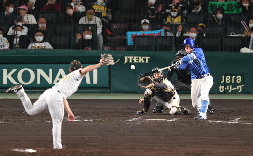 阪神対DeNA 9回表DeNA2死二塁、牧は中前適時打を放つ(撮影・上山淳一)