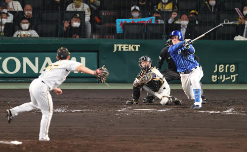 阪神対DeNA 9回表DeNA2死二塁、牧は中前適時打を放つ(撮影・上山淳一)