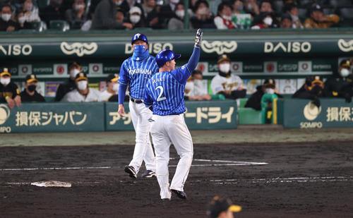 阪神対DeNA 9回表DeNA2死二塁、牧(手前)は中前適時打を放ち同点とし喜ぶ(撮影・上山淳一)