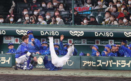 阪神対DeNA 10回裏阪神2死二塁、三塁手宮崎(手前左)は佐藤輝の邪飛をベンチ前で好捕する(撮影・上山淳一)