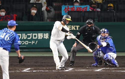 阪神対DeNA 10回裏阪神1死、中野は左に二塁打を放つ(撮影・上山淳一)