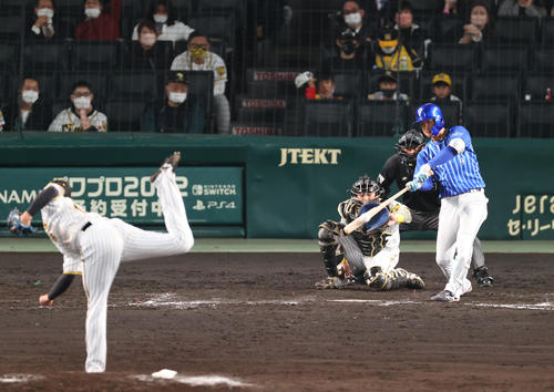 阪神対DeNA 12回表DeNA無死一、三塁、大和は左前適時打を放つ(撮影・上山淳一)