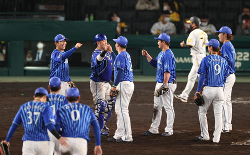 阪神対DeNA 延長の末、阪神に勝利し笑顔を見せるDeNAナイン(撮影・上山淳一)