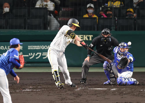 阪神対DeNA 5回裏阪神2死一、二塁、伊藤将は先制の左前適時打を放つ(撮影・上山淳一)