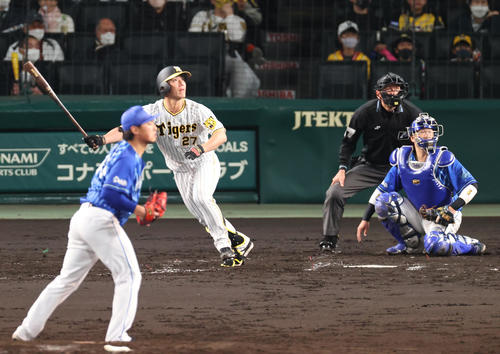 阪神対DeNA 5回裏阪神2死一、二塁、伊藤将は先制の左前適時打を放つ(撮影・上山淳一)