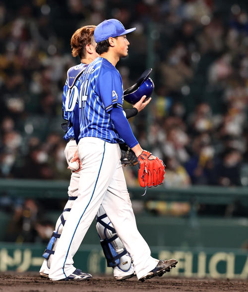 阪神対DeNA 5回裏阪神2死一、二塁、石田(右)は伊藤将に左前適時打を打たれ失点(撮影・加藤哉)