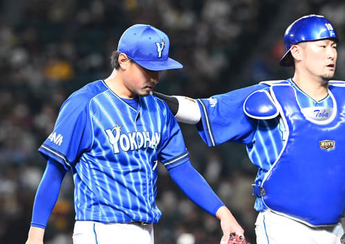 阪神対DeNA 5回、阪神に先制されがっくりとベンチに戻るDeNA石田(左)。右は戸柱(撮影・前岡正明)