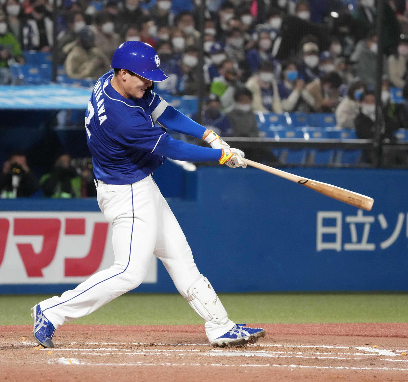 ヤクルト対中日　8回表中日無死、石川昂は左越えに勝ち越しとなるプロ初本塁打を放つ（撮影・小沢裕）