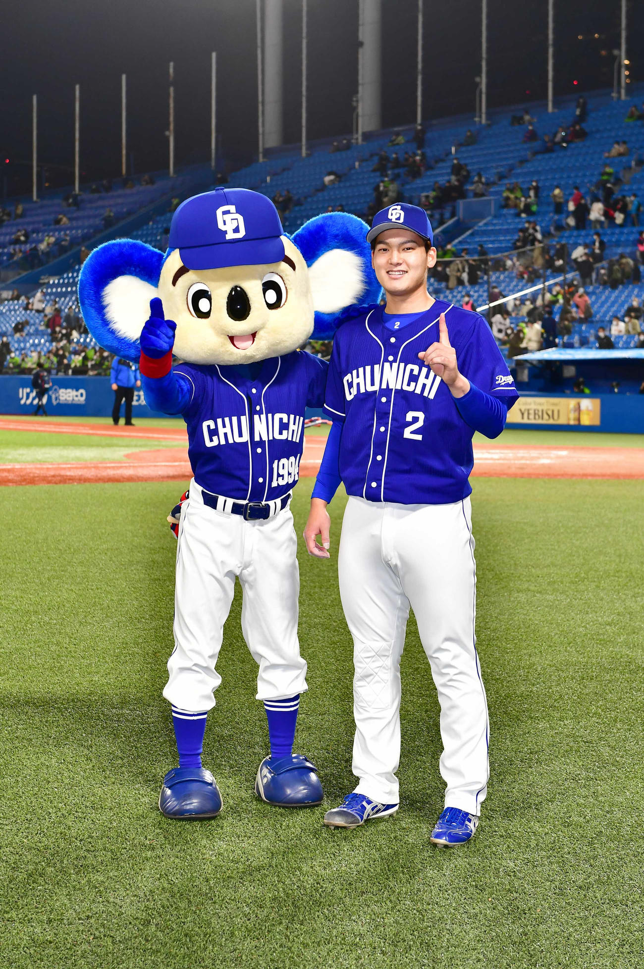 ヤクルト対中日　8回表中日無死、プロ初本塁打で勝利に貢献した中日石川昂はドアラと記念撮影に臨む（撮影・小沢裕）