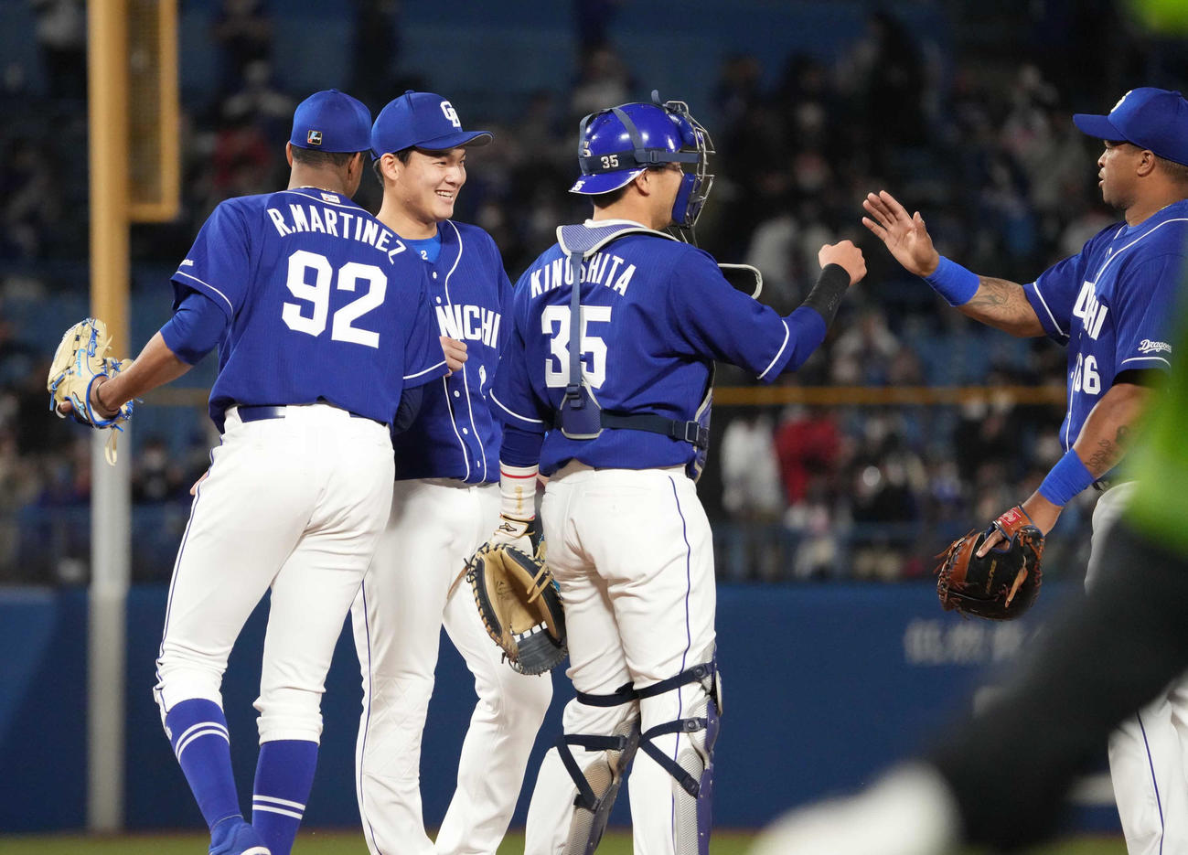 ヤクルト対中日　8回表中日無死、プロ初本塁打で勝利に貢献した中日石川昂（左から2人目）はナインとハイタッチ（撮影・小沢裕）