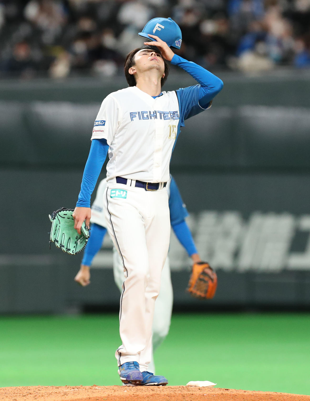 日本ハム対ロッテ　4回表ロッテ無死一、二塁、エチェバリアに先制となる左前適時打を打たれる上沢（撮影・佐藤翔太）