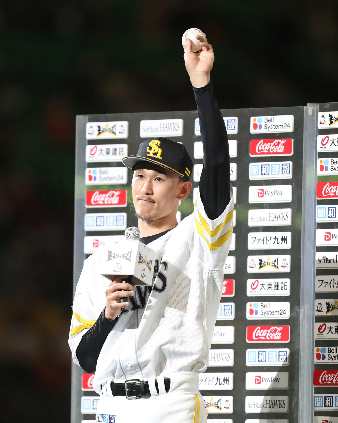 ソフトバンク対オリックス　ヒーローインタビューで初本塁打のボールを掲げる三森（撮影・屋方直哉）