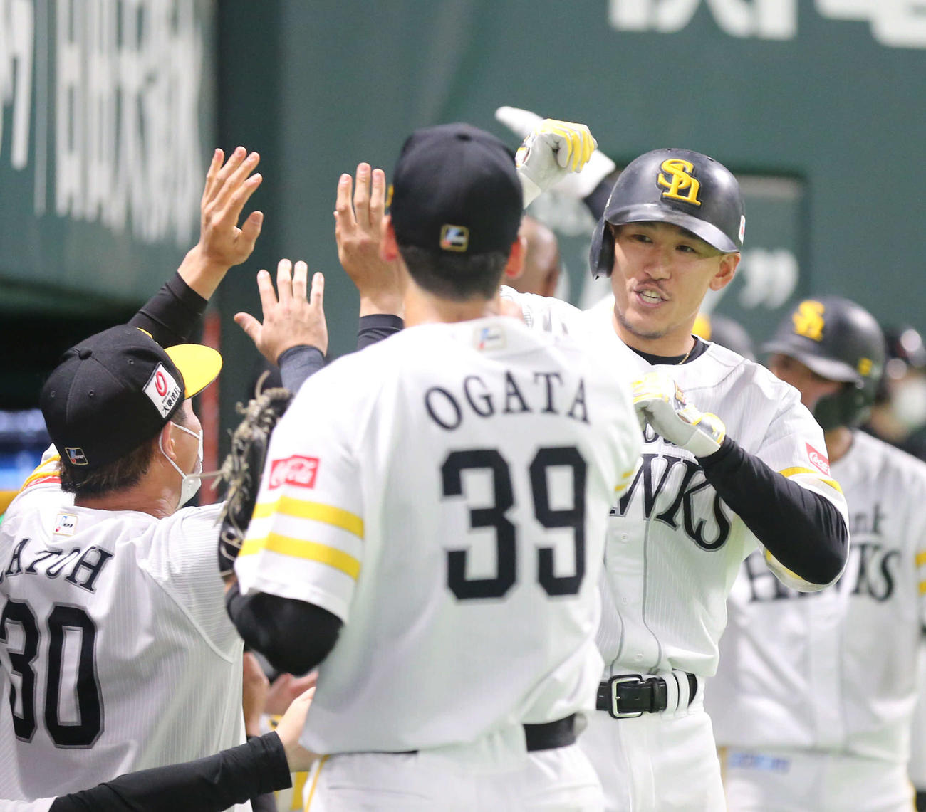 ソフトバンク対オリックス　2回裏ソフトバンク2死二、三塁、三森は右越えの3点本塁打を放ち、尾形とハイタッチをする（撮影・屋方直哉）