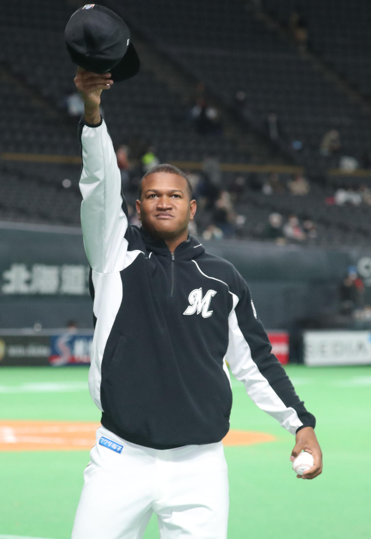 日本ハム対ロッテ　ウイニングボールを手にファンへあいさつするロッテ・ロメロ（撮影・佐藤翔太）