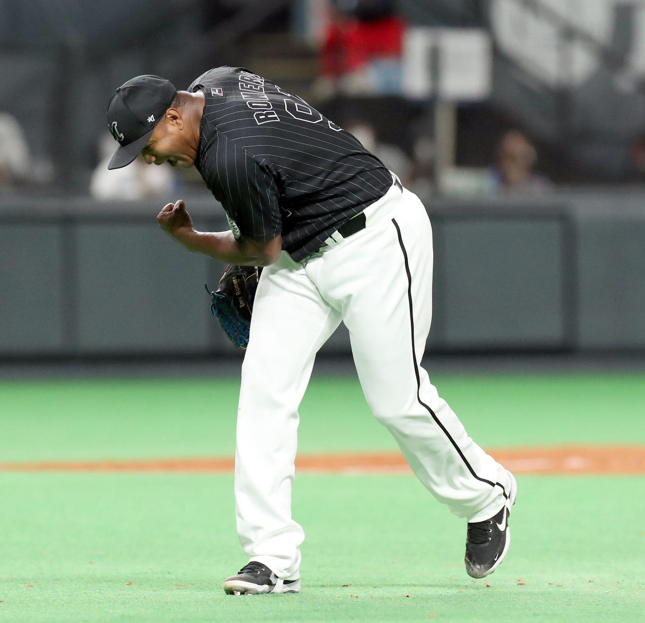 日本ハム対ロッテ　5回裏日本ハム1死一、二塁、浅間を三併殺打に仕留めガッツポーズをするロメロ（撮影・佐藤翔太）