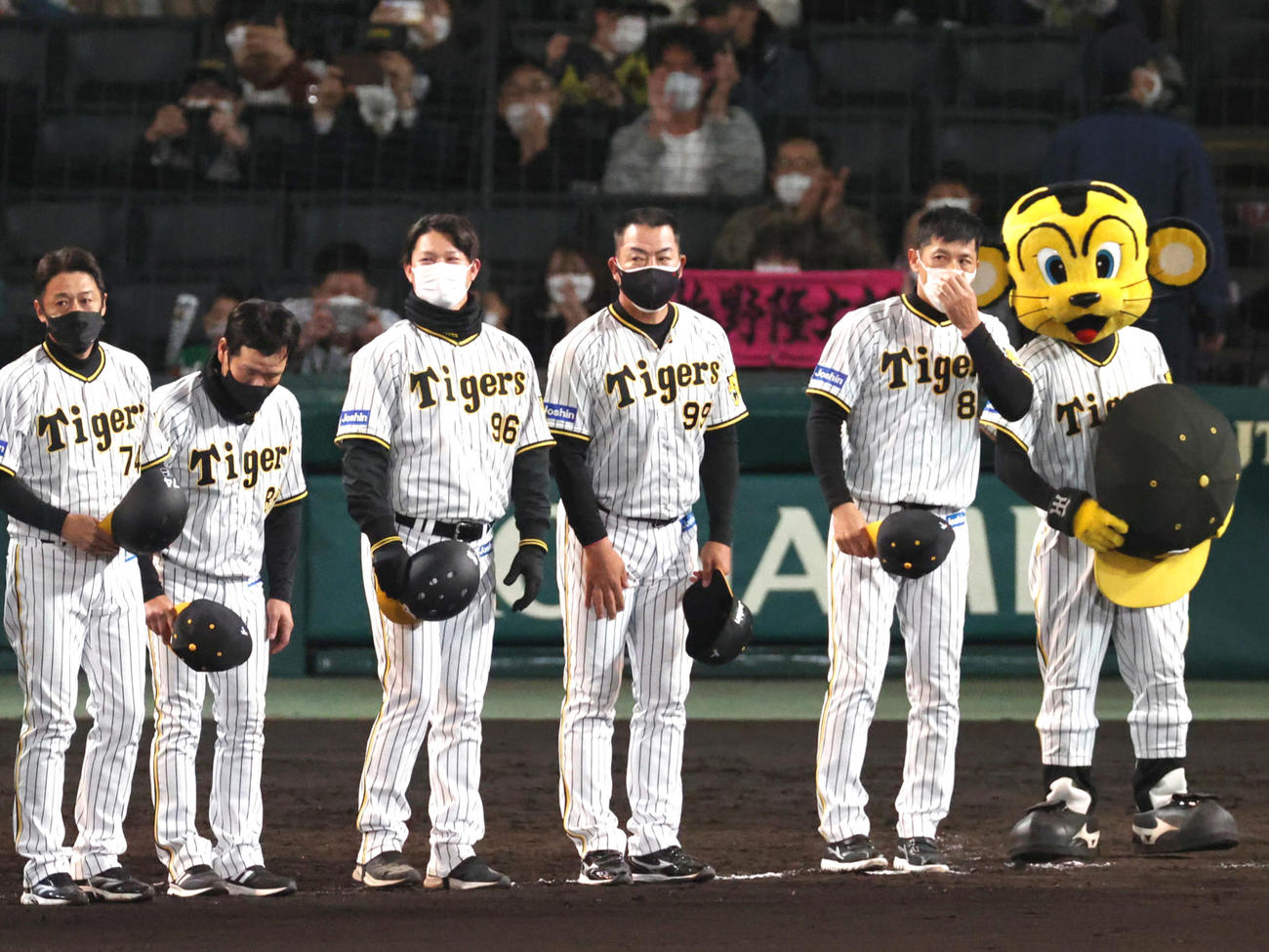 今季初勝利を挙げスタンドのファンにあいさつする阪神矢野監督（右）ら（撮影・上山淳一）