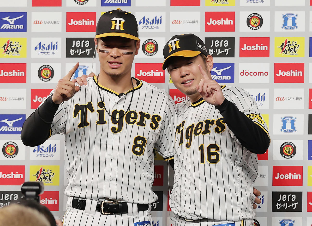 阪神対DeNA　お立ち台で笑顔でポーズを決める阪神佐藤輝（左）と西勇（撮影・前田充）