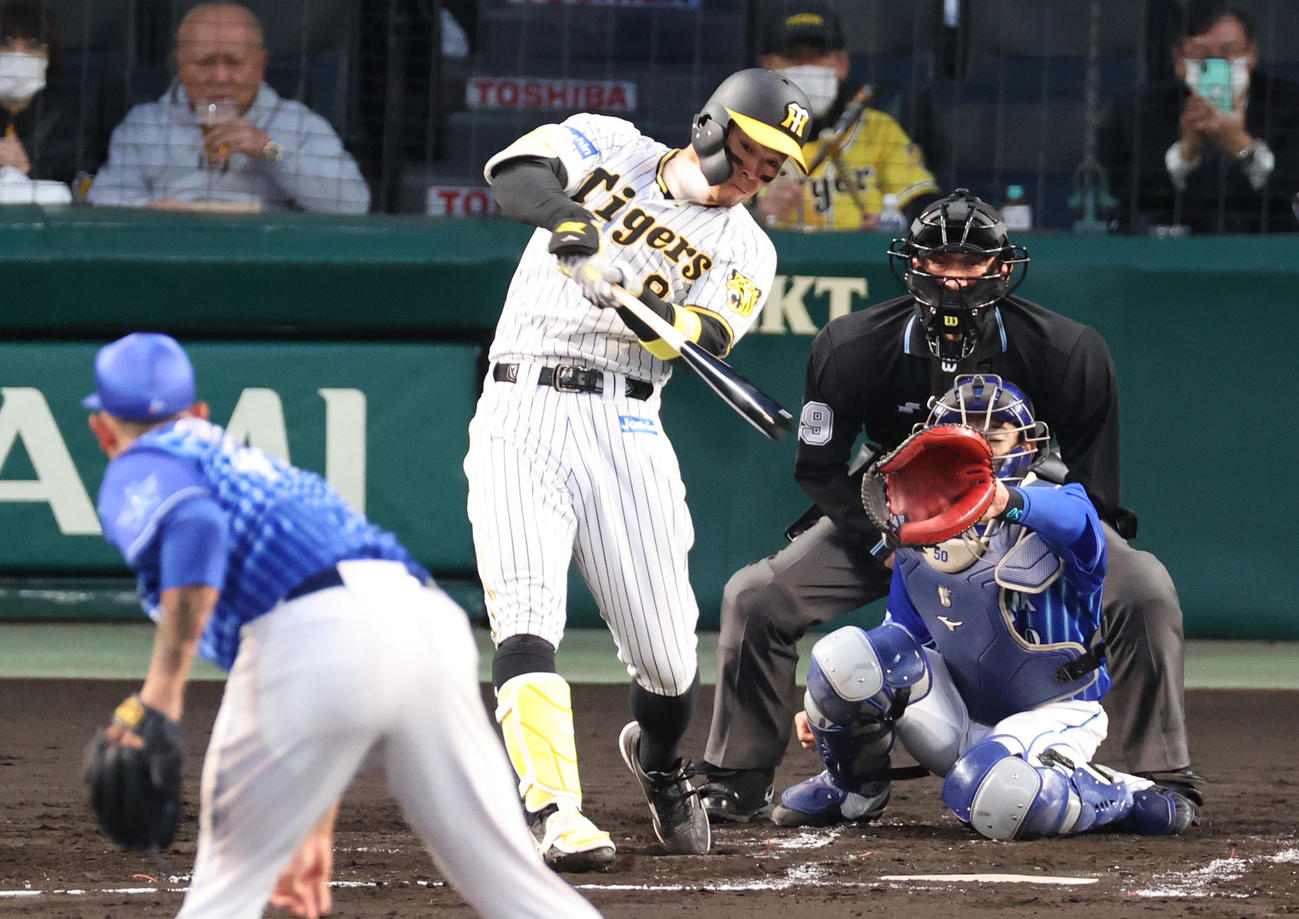 阪神対DeNA 1回裏阪神1死一塁、佐藤輝は右越え2点本塁打を放つ（撮影・上山淳一）