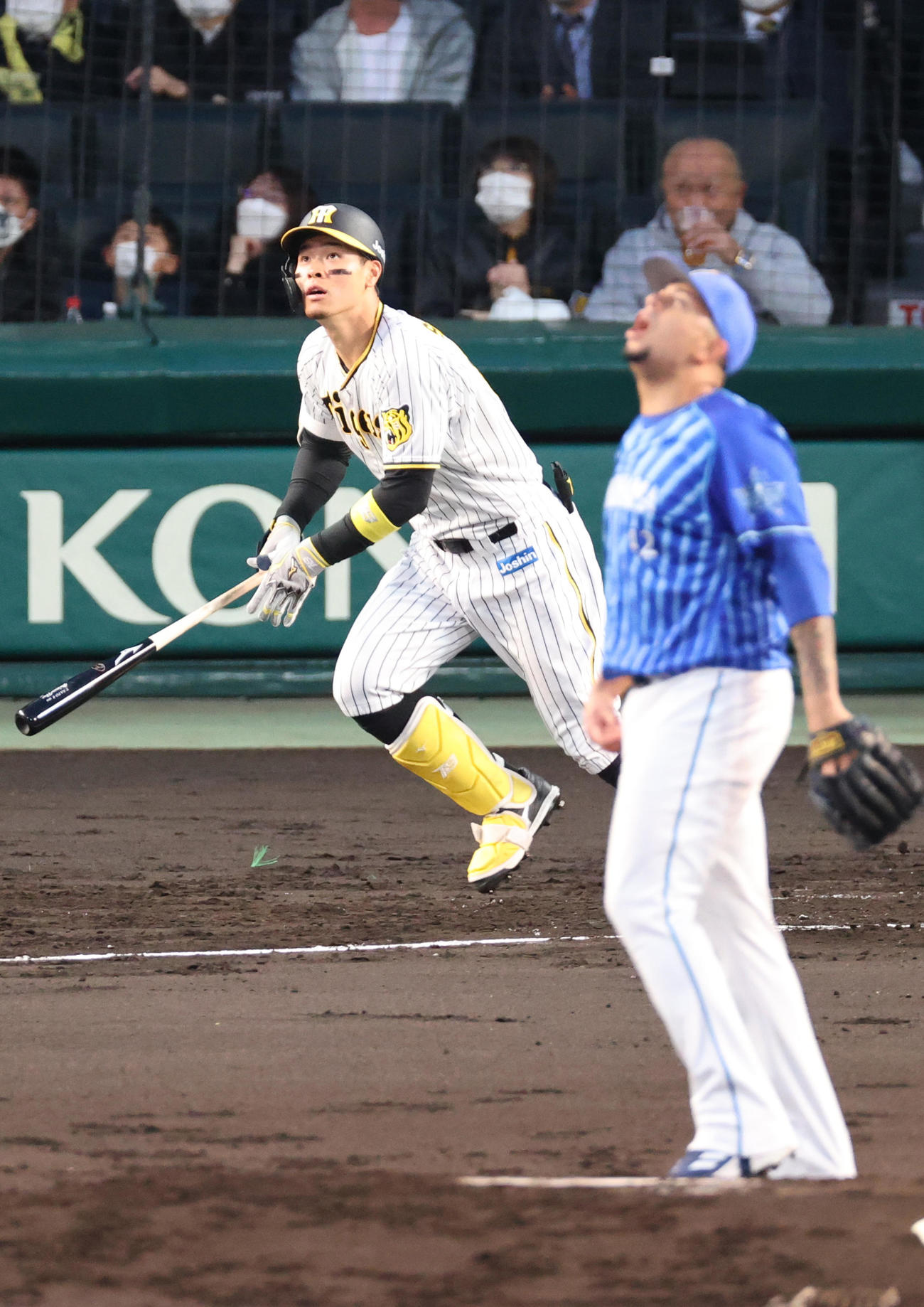 阪神対DeNA 1回裏阪神1死一塁、佐藤輝は右越え2点本塁打を放つ（撮影・上山淳一）