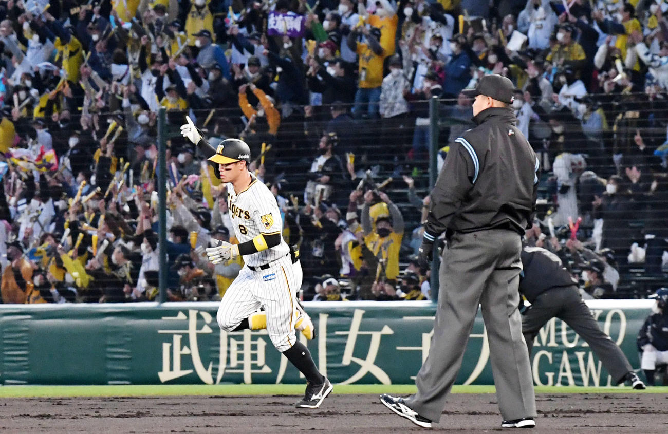 阪神対DeNA 1回裏阪神1死一塁、佐藤輝は右越え2点本塁打を放ち右手を突き上げる（撮影・前岡正明）
