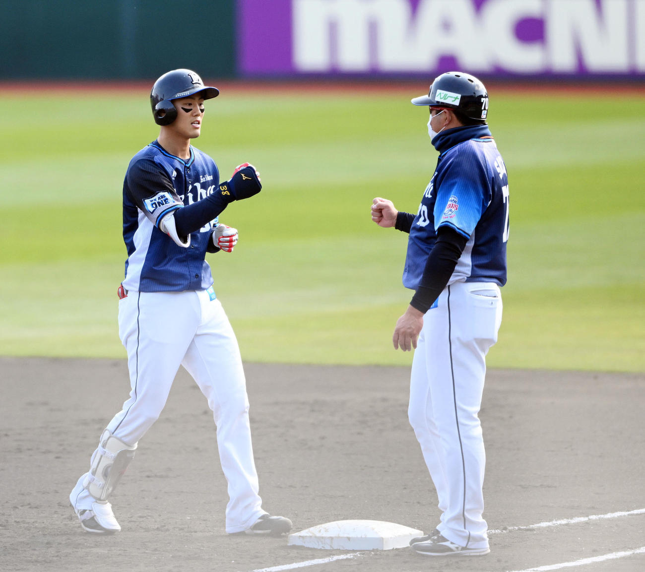 楽天対西武　3回表西武1死、プロ初安打を放った牧野（左）はガッツポーズする（撮影・滝沢徹郎）