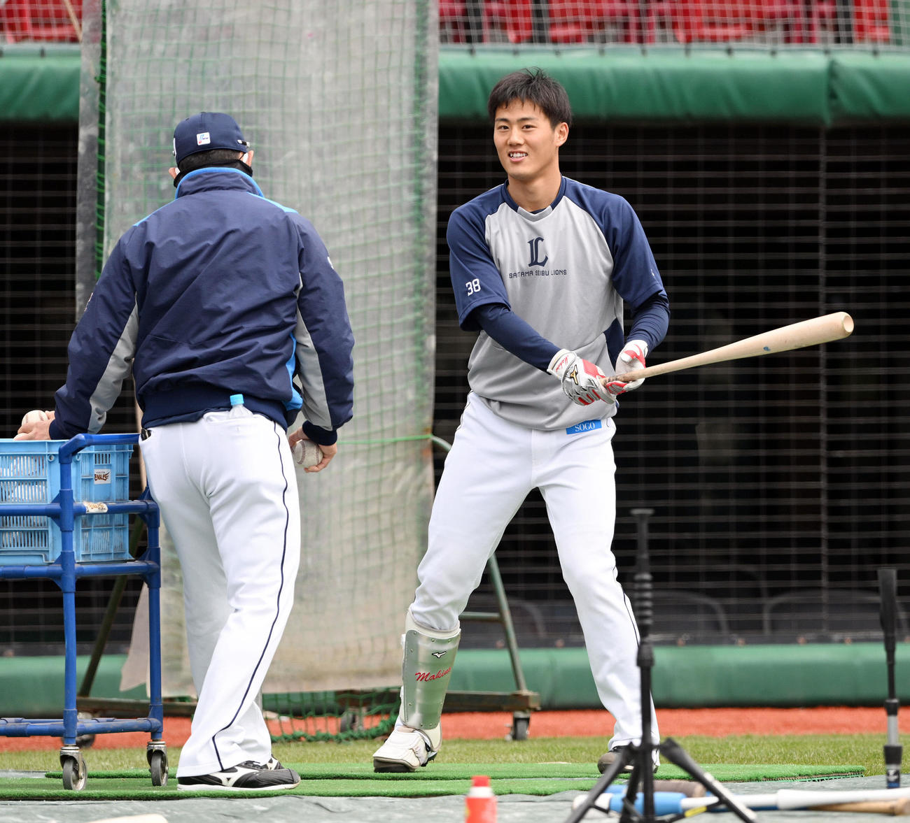 楽天対西武　試合前練習で笑顔の西武牧野（右）（撮影・滝沢徹郎）