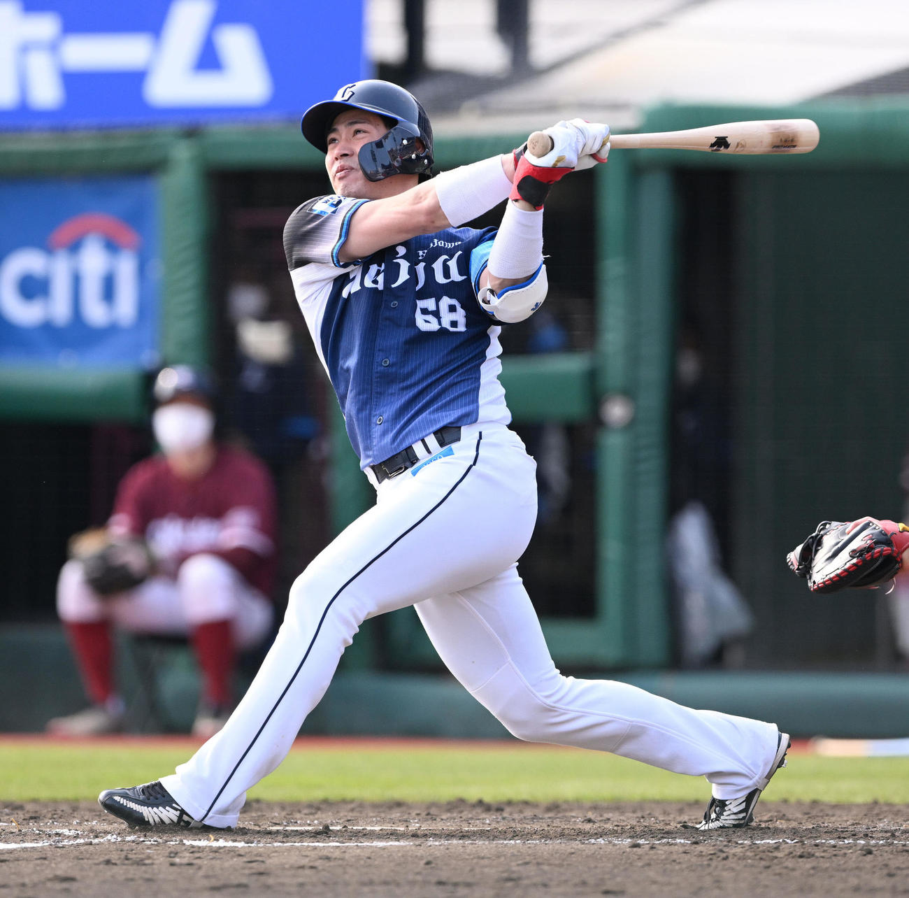 楽天対西武　5回表西武2死、岸は左越えソロ本塁打を放つ（撮影・滝沢徹郎）