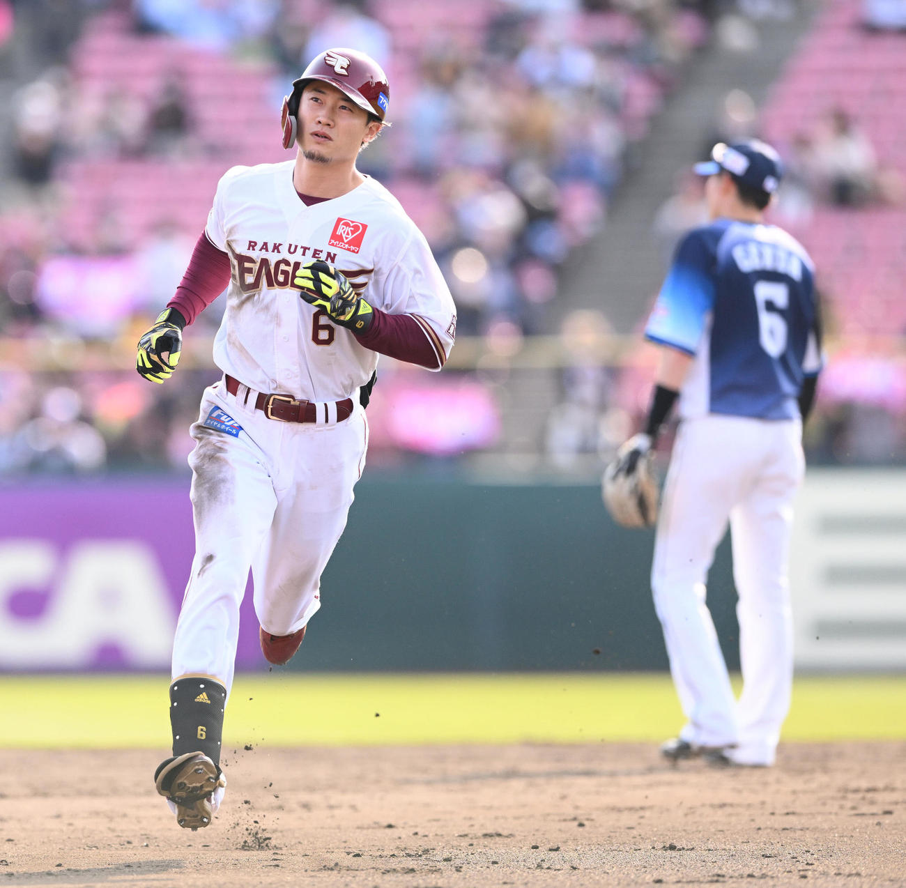 楽天対西武　5回裏楽天無死、西川は右中間へソロ本塁打を放ちベースを回る（撮影・滝沢徹郎）