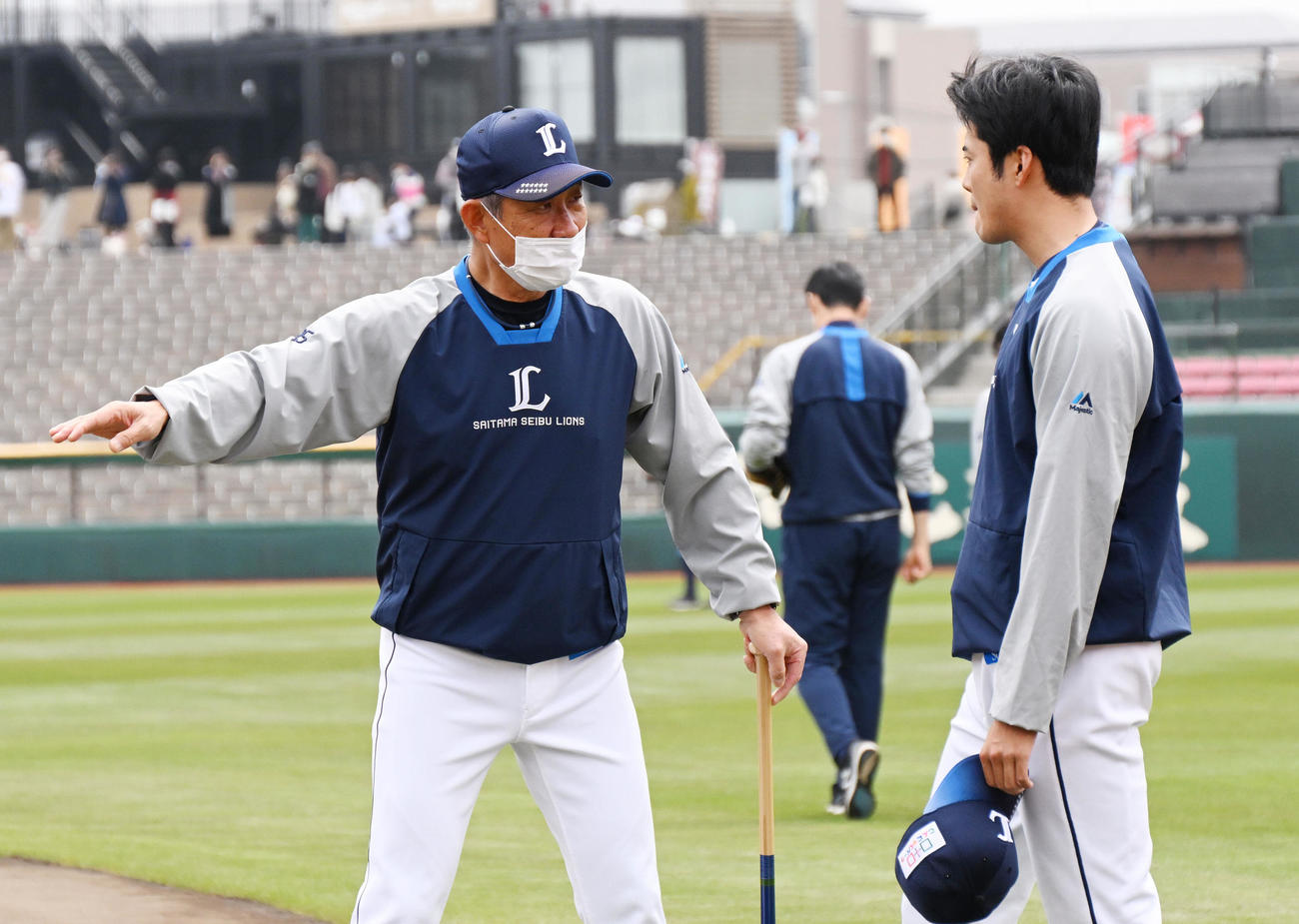楽天対西武　試合前練習で西武佐藤（右）に話す辻監督（撮影・滝沢徹郎）