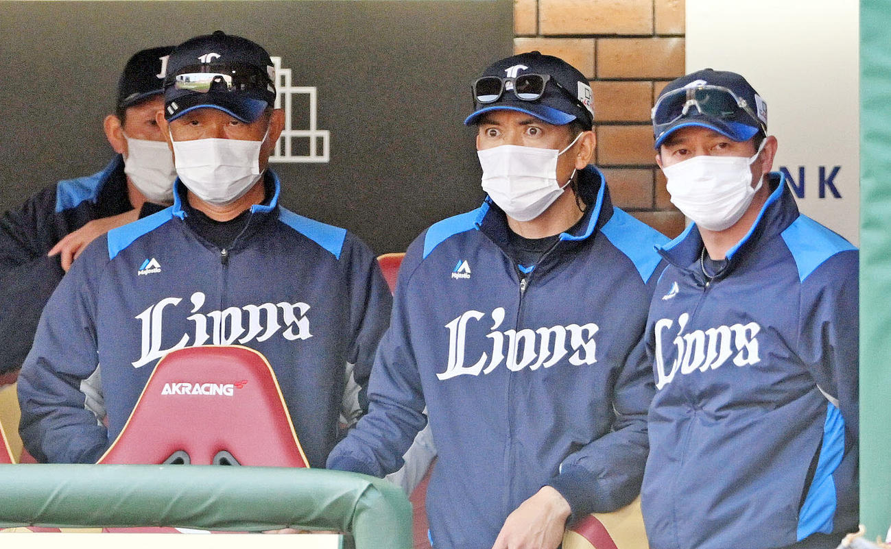 楽天対西武　戦況を見守る、左から西武辻監督、松井ヘッドコーチ、平石打撃コーチ（撮影・滝沢徹郎）