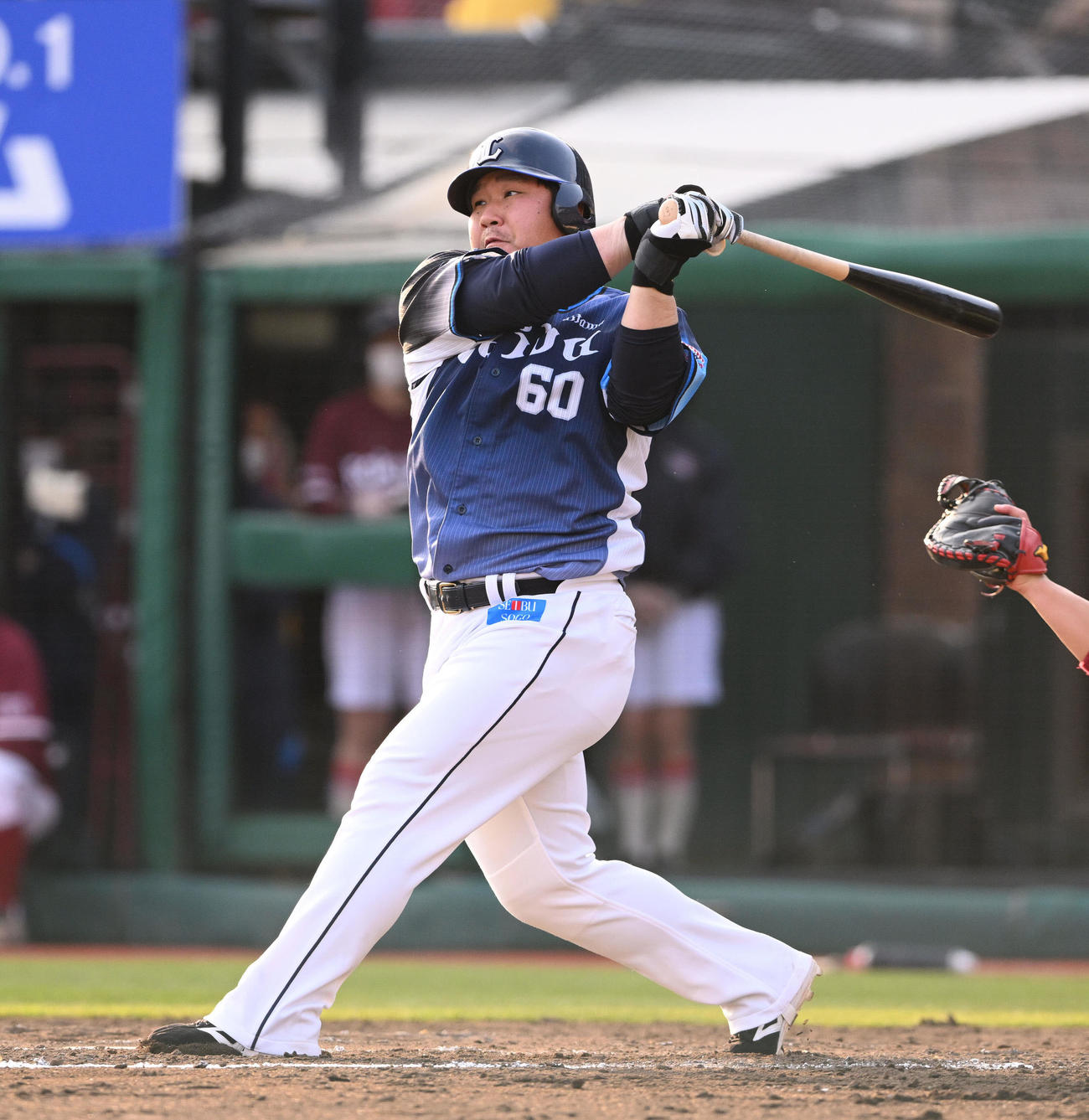 楽天対西武　9回表西武無死一、二塁、中村は空振り三振に倒れる（撮影・滝沢徹郎）