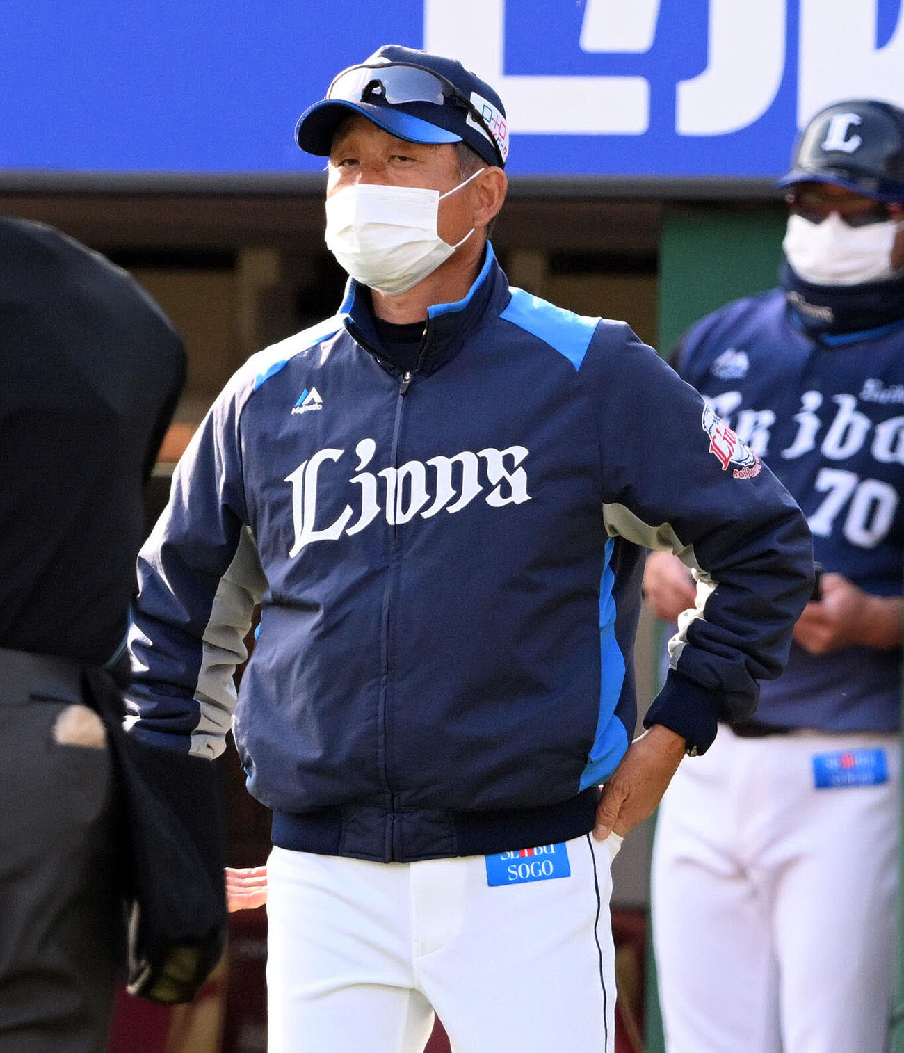 楽天対西武　交代を伝える西武辻監督（撮影・滝沢徹郎）