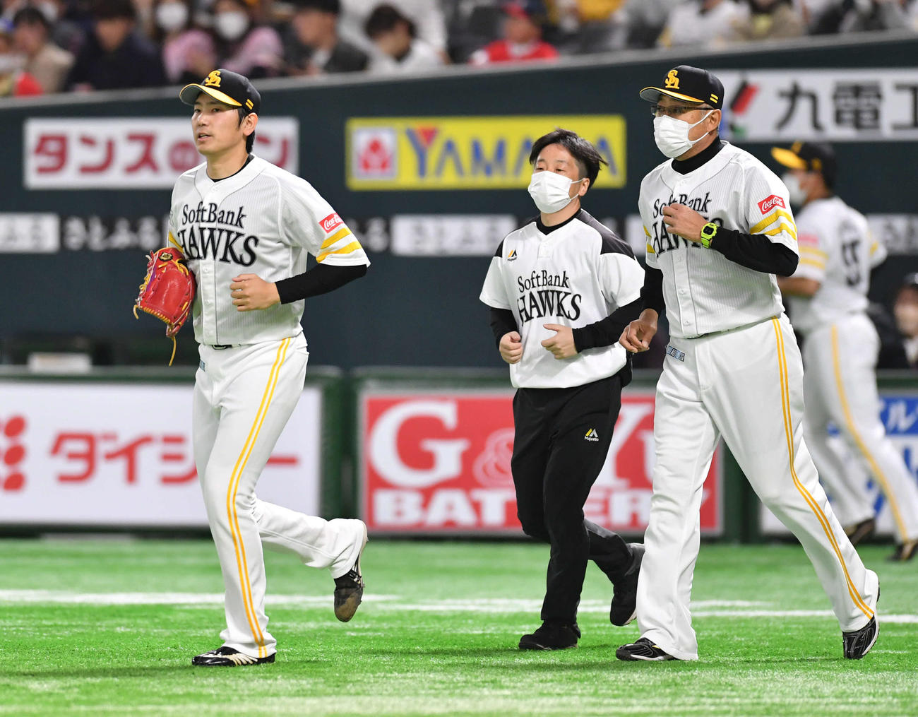 ソフトバンク対オリックス　1回表オリックス1死満塁、治療を終えて森山コーチ（右）とマウンドに戻る石川（2022年4月5日撮影）