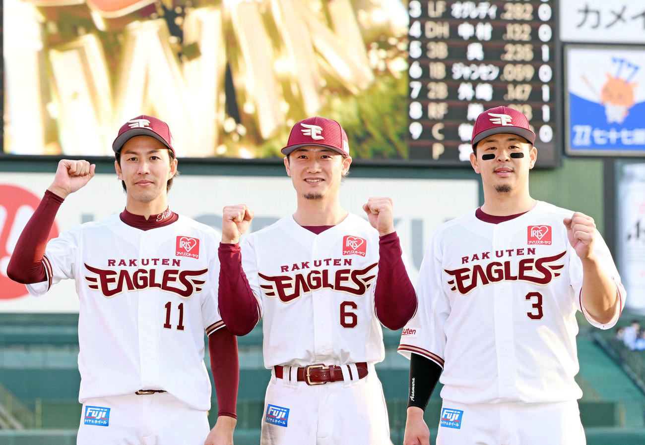楽天対西武　ヒーローインタビューを終えポーズを決める、左から楽天岸、西川、浅村（撮影・滝沢徹郎）