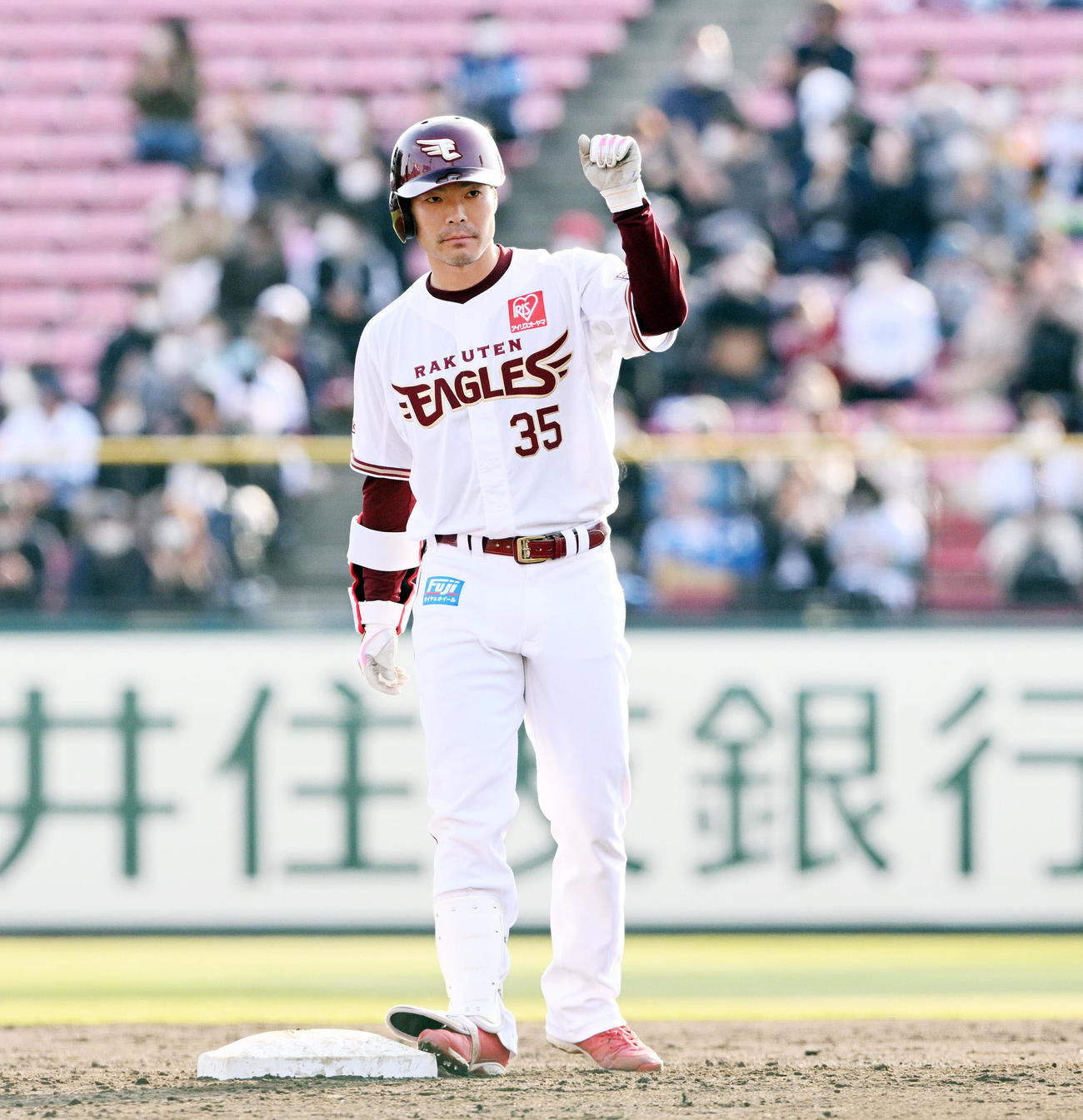 楽天対西武　7回裏楽天2死満塁、走者一掃の3点適時二塁打を放ちベンチへ向かいガッツポーズする島内（撮影・滝沢徹郎）