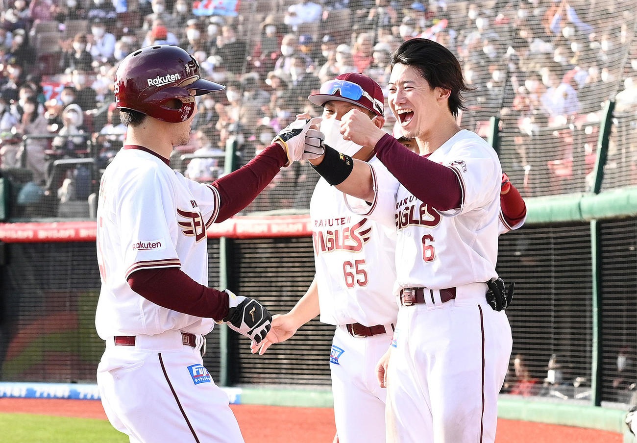 楽天対西武　7回裏、交代しベンチへ引き揚げる楽天島内（左）を笑顔で迎える西川（右）（撮影・滝沢徹郎）