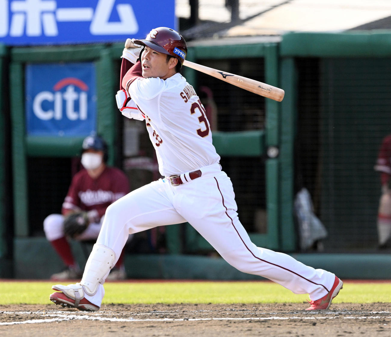 楽天対西武　7回裏楽天2死満塁、島内は走者一掃の3点適時二塁打を放つ（撮影・滝沢徹郎）