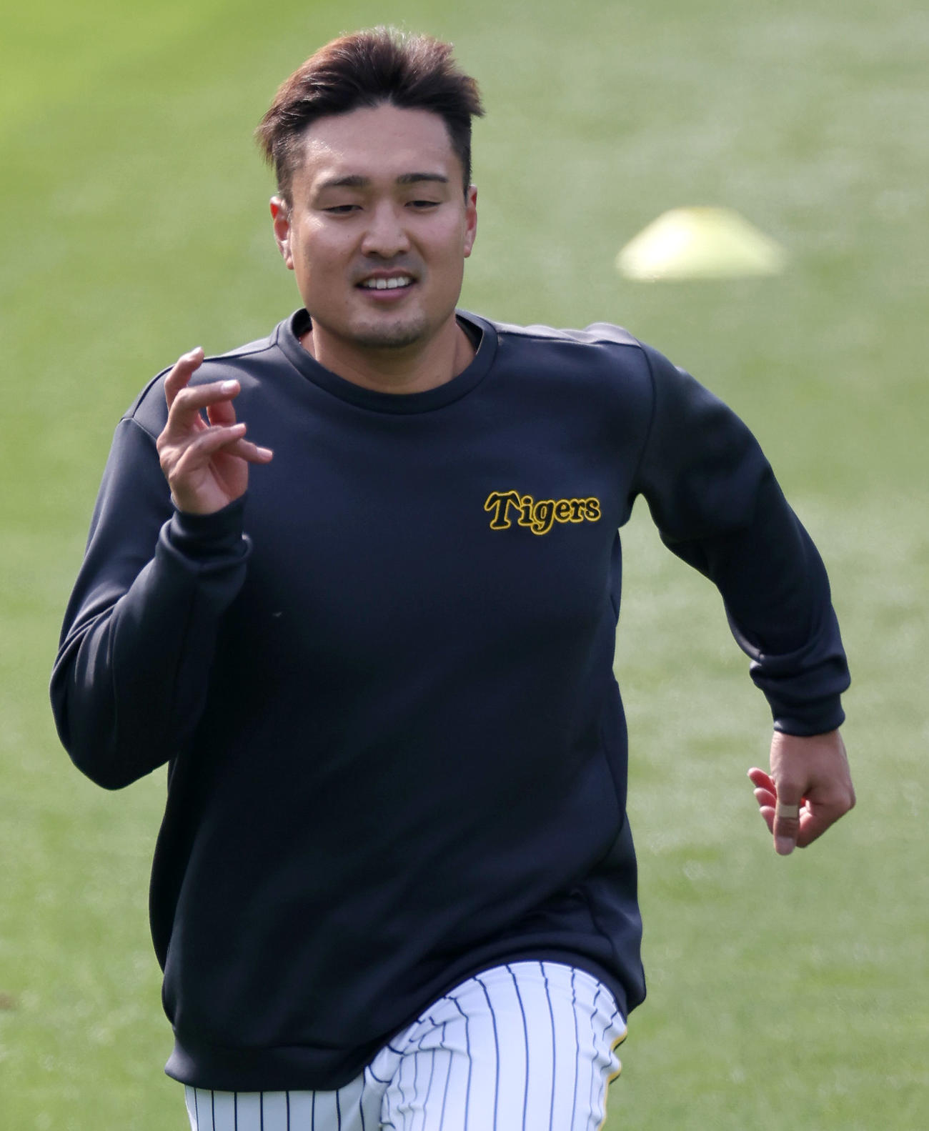 阪神対DeNA　試合前の練習でダッシュする阪神秋山（撮影・上山淳一）