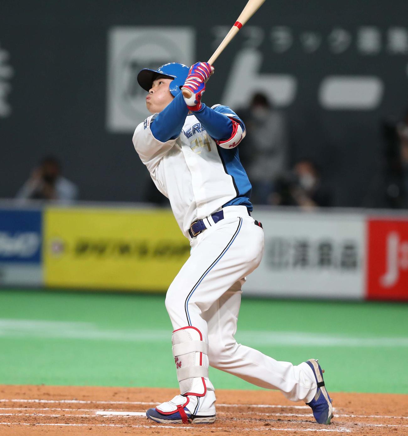 日本ハム対ロッテ　3回裏日本ハム1死、左越え本塁打を放つ野村（撮影・黒川智章）