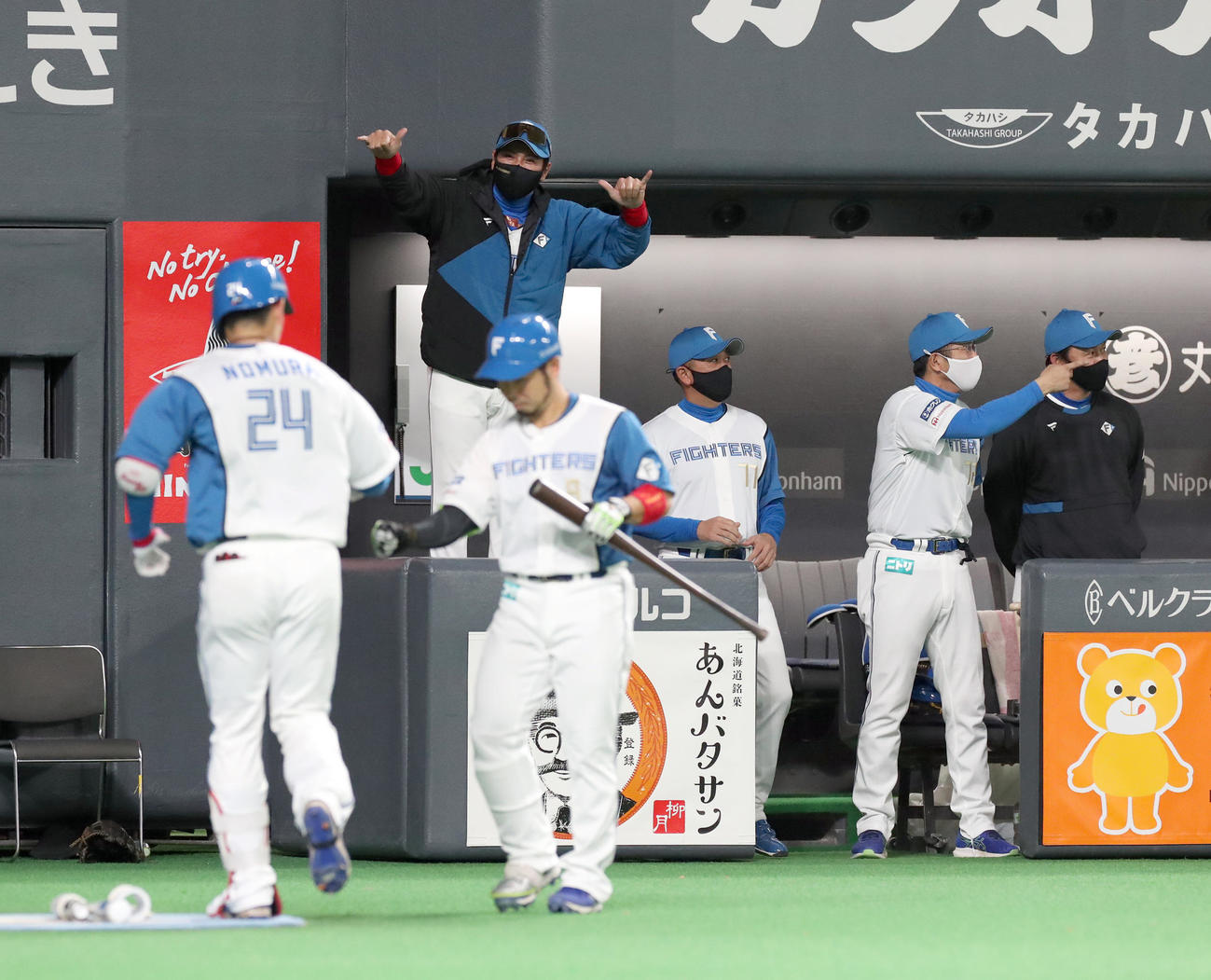 日本ハム対ロッテ　3回裏日本ハム1死、先制となる左越え本塁打を放った野村（左手前）を踊りながら出迎える新庄監督（撮影・佐藤翔太）