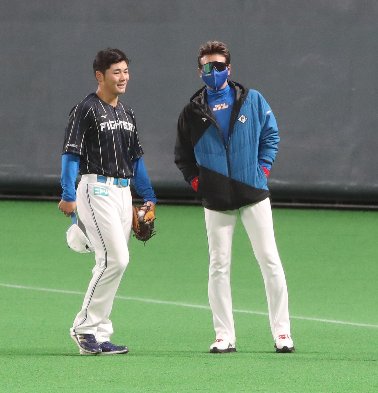 日本ハム対ロッテ　試合前、会話する日本ハム清宮（左）と新庄監督（撮影・佐藤翔太）