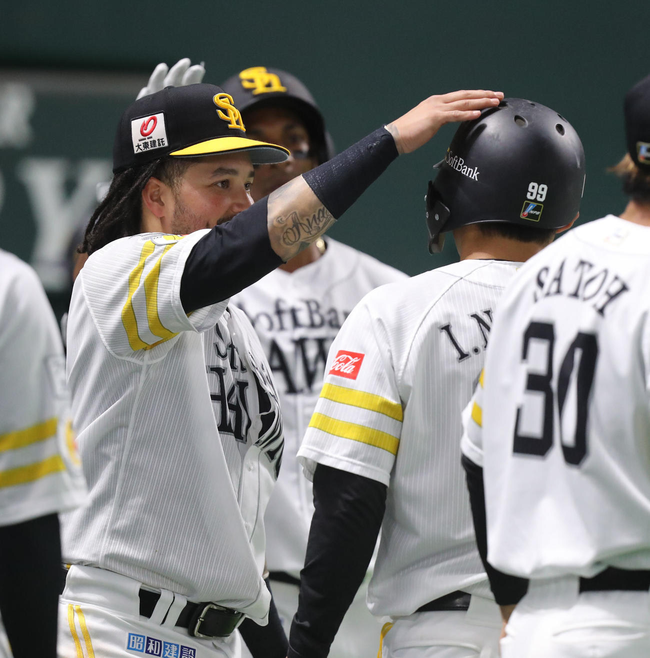 ソフトバンク対オリックス　3回裏ソフトバンク2死、野村勇は三前にプロ初安打を放ち、3回裏の終了時にガルビスに祝福される（撮影・屋方直哉）