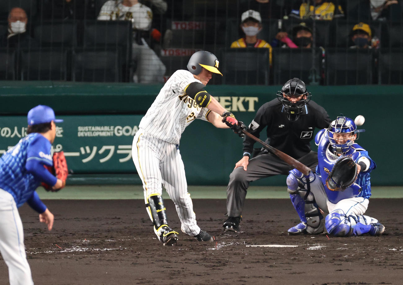 阪神対DeNA 5回裏阪神2死一、二塁、伊藤将は先制の左前適時打を放つ（撮影・上山淳一）