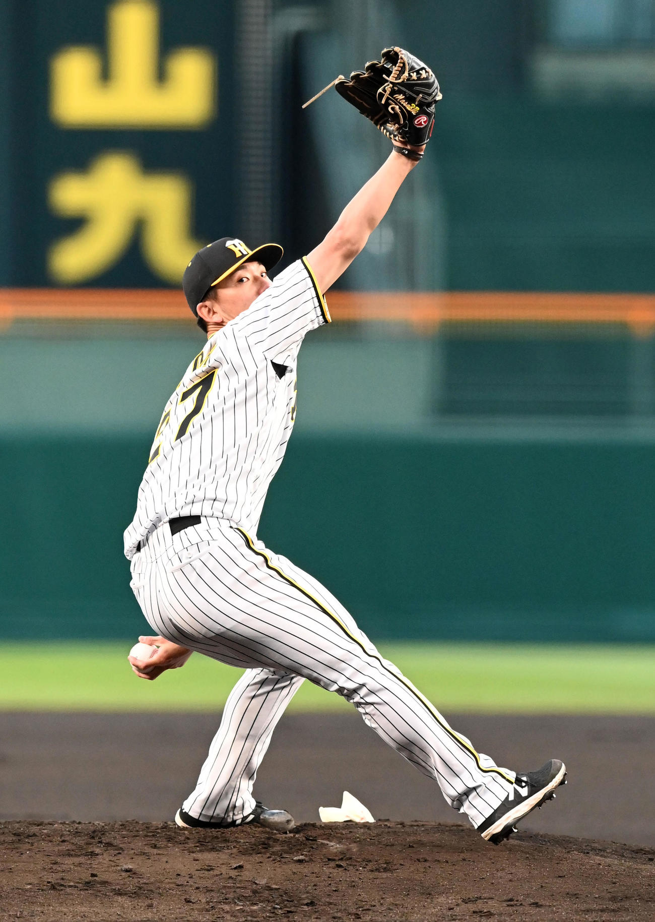 阪神対DeNA　力投する阪神先発の伊藤将（撮影・前岡正明）