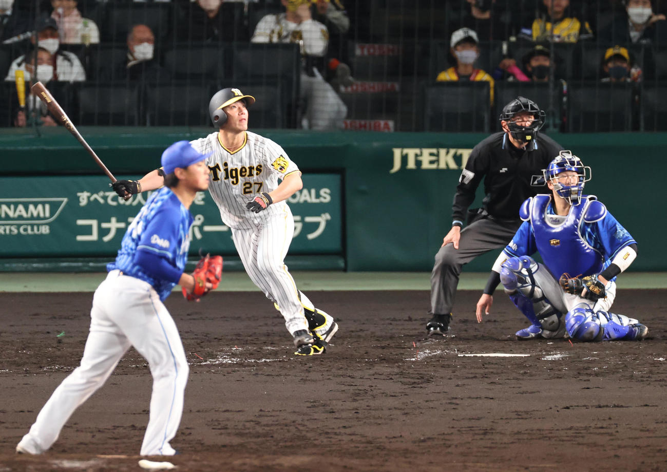 阪神対DeNA 5回裏阪神2死一、二塁、伊藤将は先制の左前適時打を放つ（撮影・上山淳一）