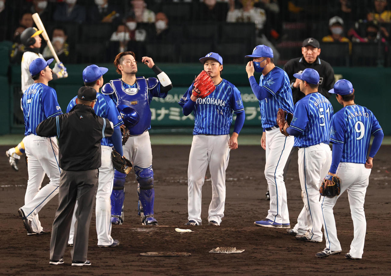 阪神対DeNA 5回裏阪神2死一、二塁、石田（中央）は伊藤将に先制の左前適時打を浴びマウンドに集まるDeNA内野陣（撮影・上山淳一）
