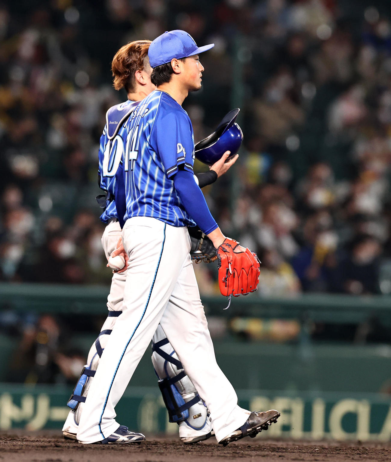 阪神対DeNA 5回裏阪神2死一、二塁、石田（右）は伊藤将に左前適時打を打たれ失点（撮影・加藤哉）