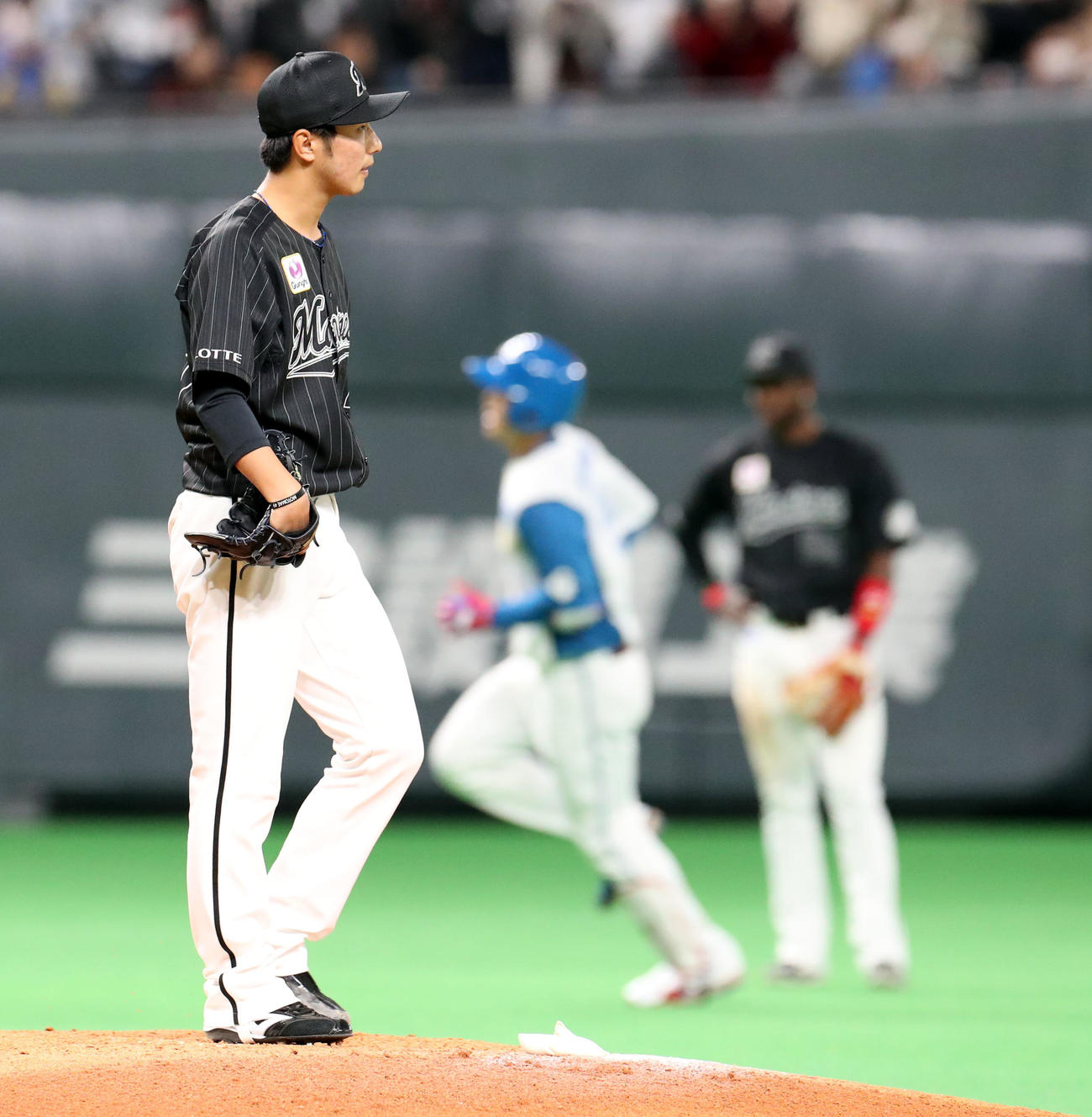 日本ハム対ロッテ　3回裏日本ハム1死、野村（中央後方）に先制となる左越え本塁打を浴びる本前（撮影・佐藤翔太）
