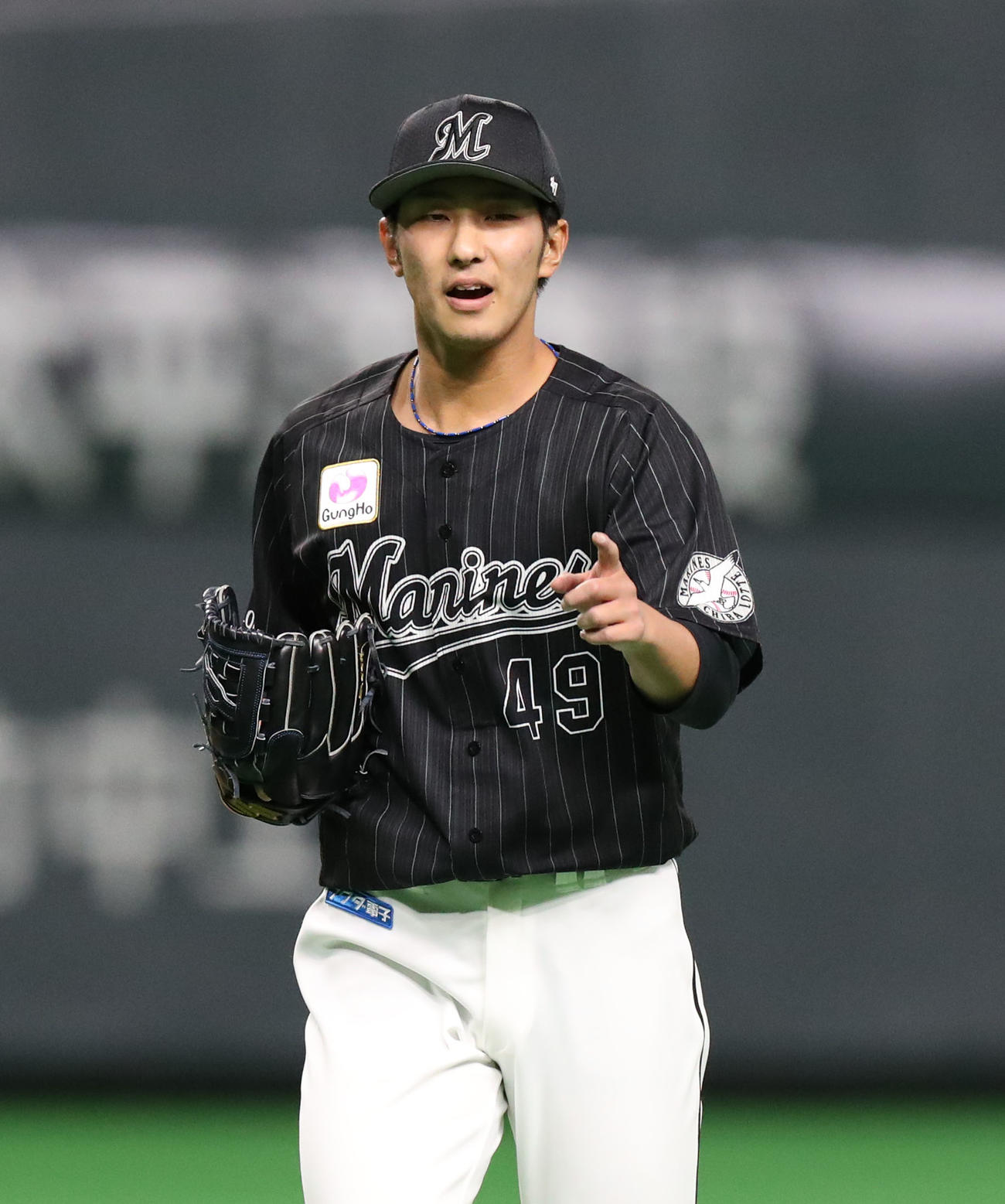 日本ハム対ロッテ　2回裏日本ハム2死一塁、宇佐見を二ゴロに仕留め指さしをする本前（撮影・佐藤翔太）